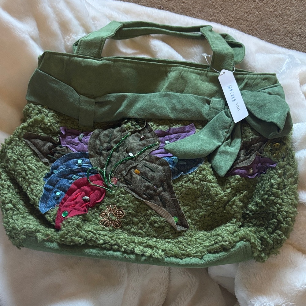 Elegant Green Tote with Embroidered Design